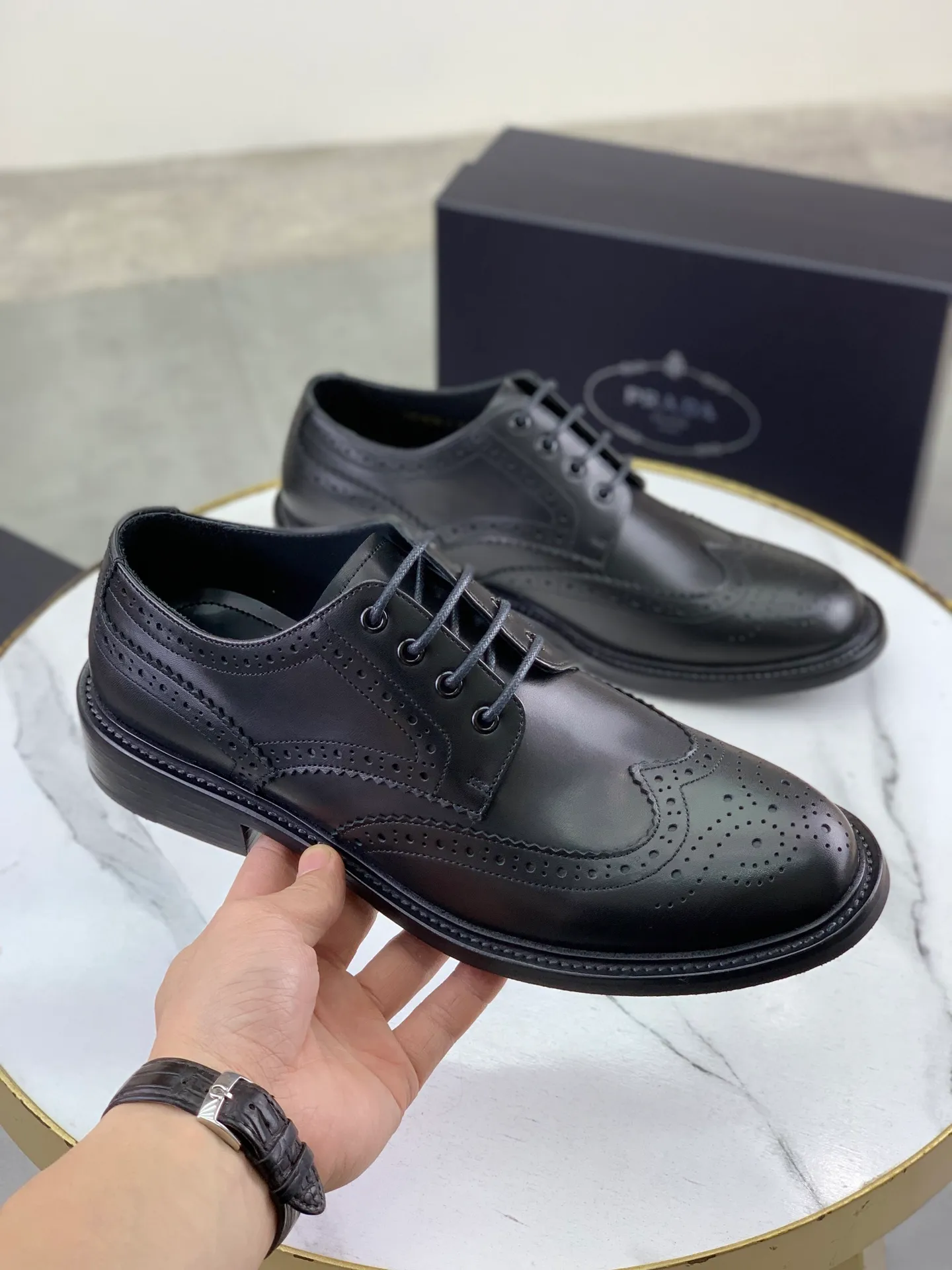 Factory price P980 💰 (genuine leather outsole series) original quality, top version 🔱 ＰＲＡＤＡPrada. Men's business casual leather shoes, top quality cow leather. 1:1 shipment⬆️Luxurious and noble👞All imported original color-changed cowhide, just to create a more comfortable wearing experience. Upper: Original comfortable selected high-end color-changed calfskin➕Top imported water-dyed full cow lining, original lightweight and comfortable high-grade genuine leather outsole✔️Code number: 39-44 (38 45 46 47 can be customized)